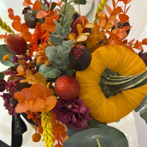 Bouquet de flores y frutas para Halloween