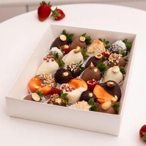 Bandeja-de-fresas-y-frutas-con-chocolate